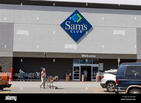 Sam's club champaign - Our President and CEO is John Furner and our headquarters is in Bentonville, AR. For the fiscal year ending January 31, 2017, Sam’s Club’s total revenue was $57 billion. Opportunity. Sam’s Club employs thousands of associates in the U.S. and Puerto Rico. Approximately 75 percent of club management was promoted from hourly positions. Clubs 